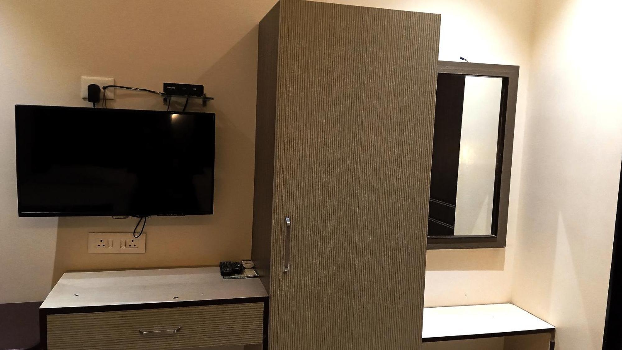 Hotel Ramniwas Jalgaon Экстерьер фото