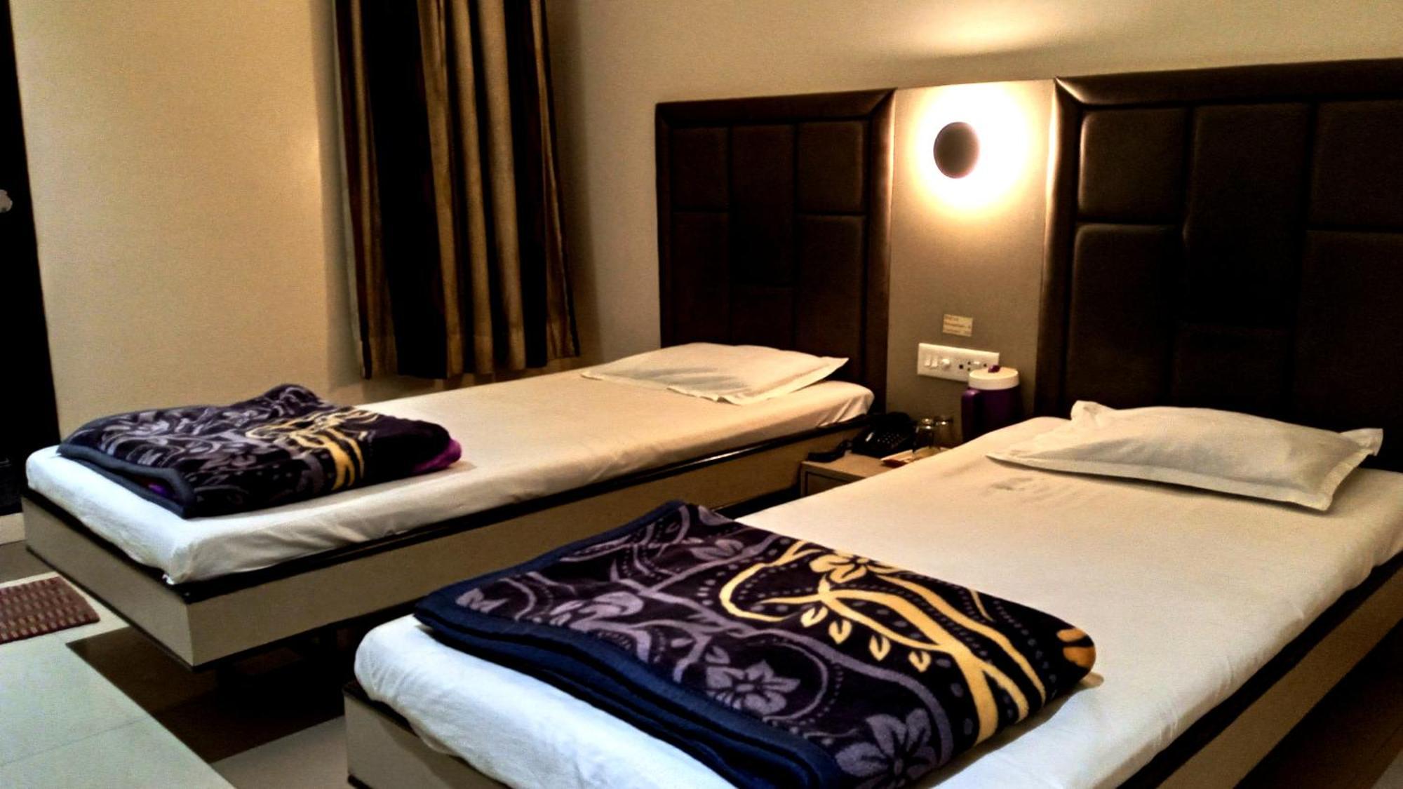 Hotel Ramniwas Jalgaon Экстерьер фото