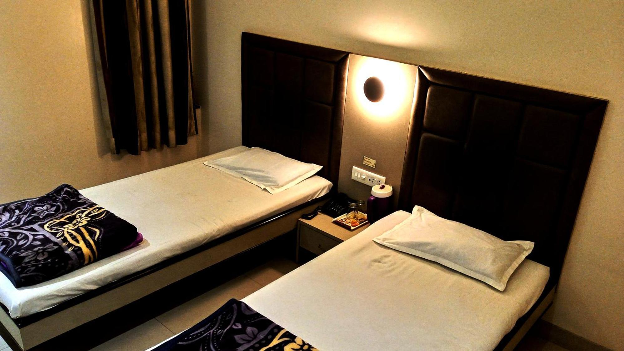 Hotel Ramniwas Jalgaon Экстерьер фото